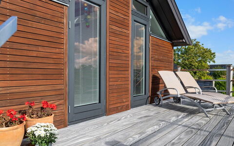 Berner - 40M from the Sea: Huis, Dak, Huis, Verblijf, Struik, Groundcover, Landgoed, Boerderij, Siding, Garden Gebouwen