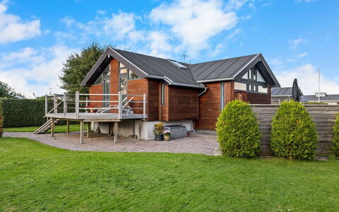 Berner - 40M from the Sea: Huis, Dak, Huis, Verblijf, Struik, Groundcover, Landgoed, Boerderij, Siding, Garden Gebouwen