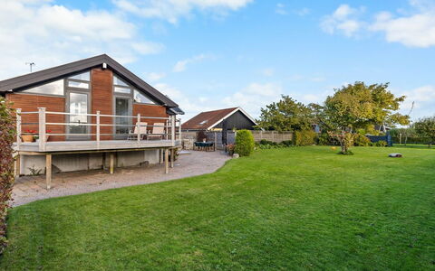 Berner - 40M from the Sea: Huis, Dak, Huis, Verblijf, Struik, Groundcover, Landgoed, Boerderij, Siding, Garden Gebouwen