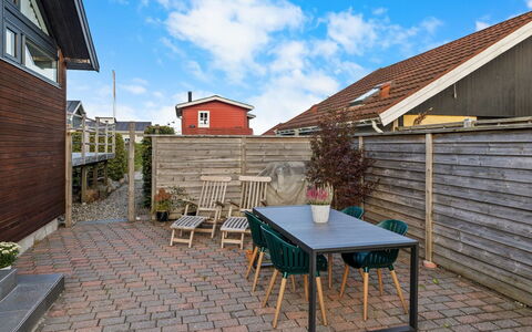 Berner - 40M from the Sea: Huis, Dak, Huis, Verblijf, Struik, Groundcover, Landgoed, Boerderij, Siding, Garden Gebouwen