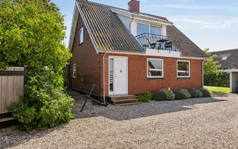 Deljan - 200M from the Sea: Dak, Huis, Huis, Verblijf, Deur, Siding, Dek, Veranda, Plank, Hardwood