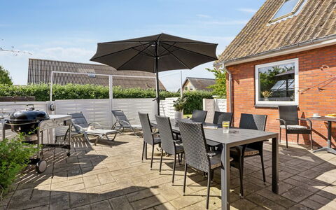 Deljan - 200M from the Sea: Dak, Huis, Huis, Verblijf, Deur, Siding, Dek, Veranda, Plank, Hardwood