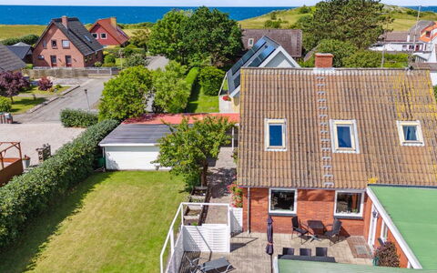Deljan - 200M from the Sea: Dak, Huis, Huis, Verblijf, Deur, Siding, Dek, Veranda, Plank, Hardwood