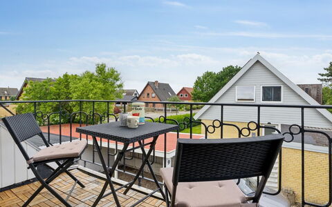 Deljan - 200M from the Sea: Dak, Huis, Huis, Verblijf, Deur, Siding, Dek, Veranda, Plank, Hardwood