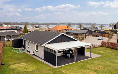 Dietlinde - 100M from the Sea: Dak, Huis, Huis, Verblijf, Deur, Siding, Dek, Veranda, Plank, Hardwood