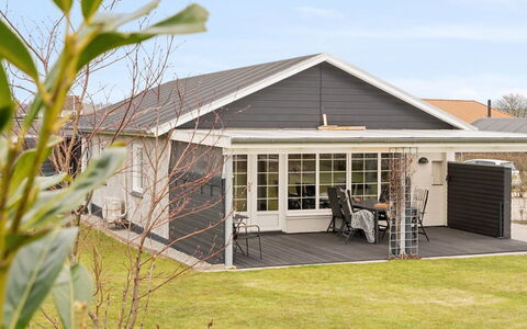 Dietlinde - 100M from the Sea: Dak, Huis, Huis, Verblijf, Deur, Siding, Dek, Veranda, Plank, Hardwood