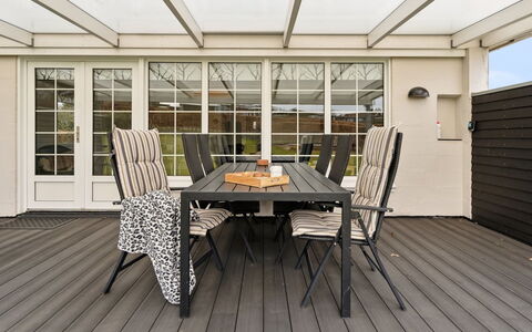 Dietlinde - 100M from the Sea: Dak, Huis, Huis, Verblijf, Deur, Siding, Dek, Veranda, Plank, Hardwood
