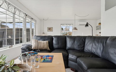 Dietlinde - 100M from the Sea: Dak, Huis, Huis, Verblijf, Deur, Siding, Dek, Veranda, Plank, Hardwood