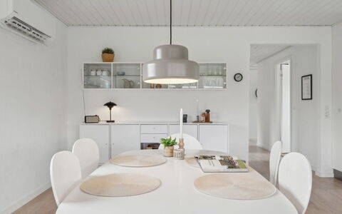 Dietlinde - 100M from the Sea: Dak, Huis, Huis, Verblijf, Deur, Siding, Dek, Veranda, Plank, Hardwood