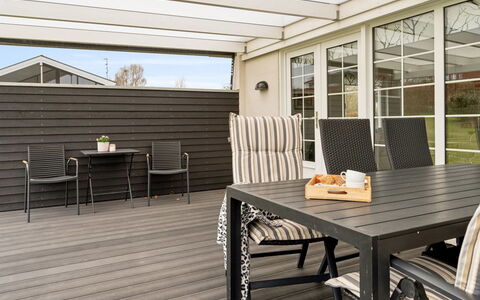 Dietlinde - 100M from the Sea: Dak, Huis, Huis, Verblijf, Deur, Siding, Dek, Veranda, Plank, Hardwood