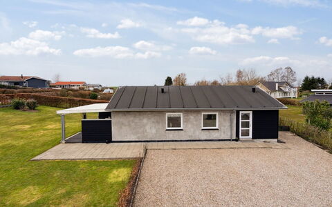 Dietlinde - 100M from the Sea: Dak, Huis, Huis, Verblijf, Deur, Siding, Dek, Veranda, Plank, Hardwood