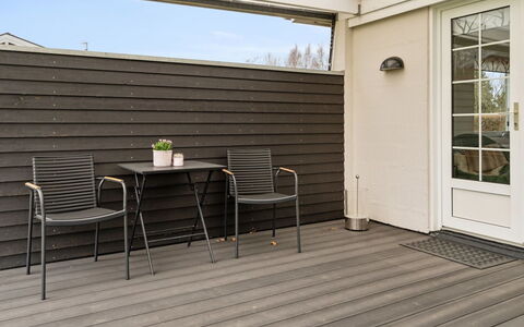 Dietlinde - 100M from the Sea: Dak, Huis, Huis, Verblijf, Deur, Siding, Dek, Veranda, Plank, Hardwood