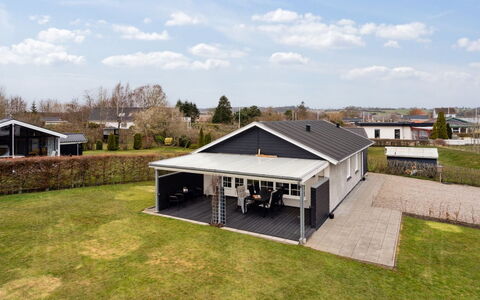 Dietlinde - 100M from the Sea: Dak, Huis, Huis, Verblijf, Deur, Siding, Dek, Veranda, Plank, Hardwood