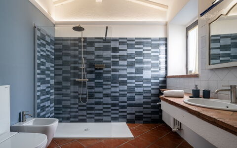 Montaione Country House Amarrante, Pool, Ac: Flooring, Verdieping, Interieur Ontwerp, Badkamer, Loodgieterswerkinrichting, Tegel, Samengesteld Materiaal, Loodgieter, Plafond, Ceramic