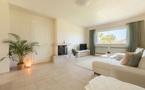 Villa Pallino: Flooring, Verdieping, Interieur Ontwerp, Plafond, Meubilair, Bankstel, Woonkamer, Verlichting, Huis, Kamer