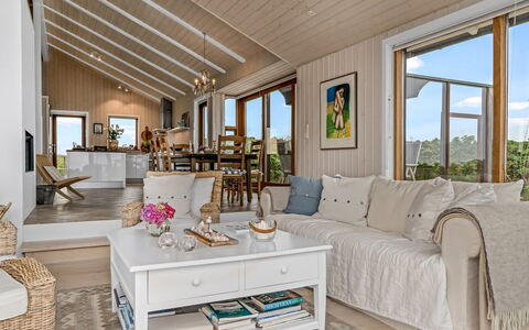 Bjerund - 300M from the Sea: Gebouw, Huis, Woongebied, Huis, Struik, Dak, Verblijf, Landgoed, Tuin