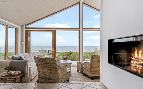 Bjerund - 300M from the Sea: Gebouw, Huis, Woongebied, Huis, Struik, Dak, Verblijf, Landgoed, Tuin