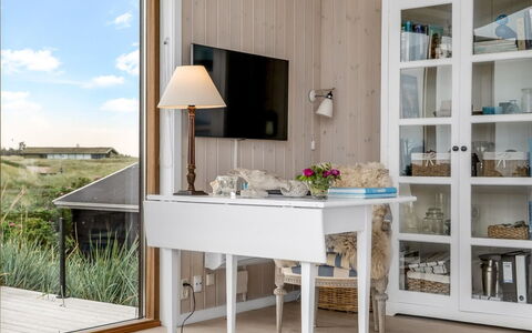 Bjerund - 300M from the Sea: Gebouw, Huis, Woongebied, Huis, Struik, Dak, Verblijf, Landgoed, Tuin