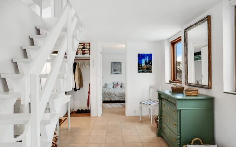 Bjerund - 300M from the Sea: Gebouw, Huis, Woongebied, Huis, Struik, Dak, Verblijf, Landgoed, Tuin