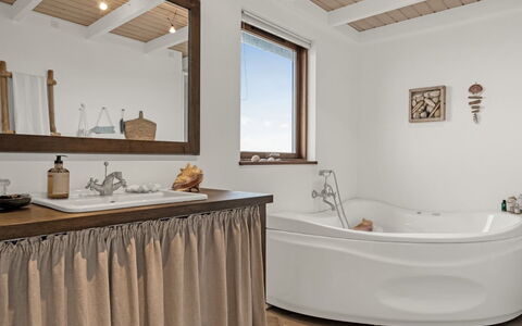 Bjerund - 300M from the Sea: Interieur Ontwerp, Loodgieterswerkinrichting, Flooring, Bad, Badkamer, Verdieping, Hout, Kraan, Plafond, Meubilair