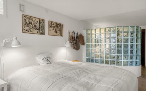 Bjerund - 300M from the Sea: Interieur Ontwerp, Muur, Flooring, Slaapkamer, Verdieping, Plafond, Bed, Meubilair, Verlichting, Kamer