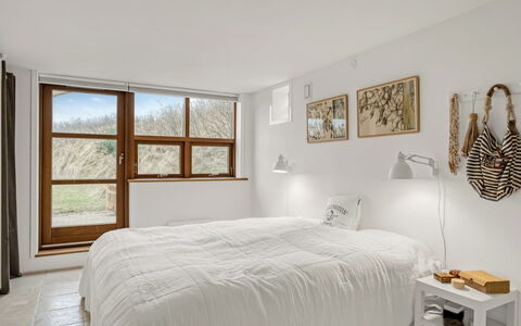 Bjerund - 300M from the Sea: Bed, Meubilair, Interieur Ontwerp, Slaapkamer, Muur, Hout, Bedding, Plafond, Laken, Flooring