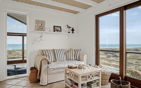 Bjerund - 300M from the Sea: Meubilair, Hout, Interieur Ontwerp, Verdieping, Flooring, Tafel, Kamer, Huis, Zee, Woonkamer
