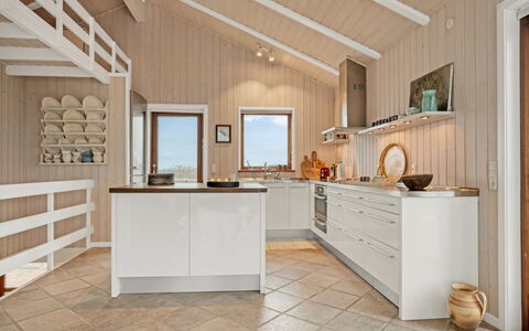 Bjerund - 300M from the Sea: Flooring, Interieur Ontwerp, Verdieping, Hout, Keuken, Houten Vloer, Plafond, Countertop, Cabinetry, Meubilair