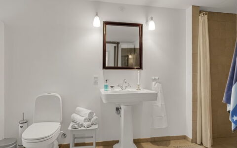 Bjerund - 300M from the Sea: Badkamer, Wastafel In De Badkamer, Loodgieterswerkinrichting, Wastafel, Interieur Ontwerp, Flooring, Wc Bril, Toilet, Verdieping, Kraan