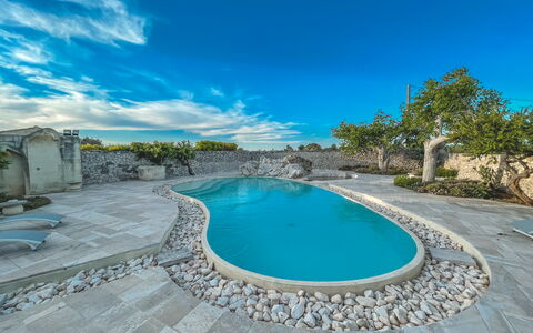 Masseria Capasa: Blauw, Zwembad, Samengesteld Materiaal, Waterpartij, Flagstone, Beton, Toevlucht, Hotel, Tropen, Eco Hotel