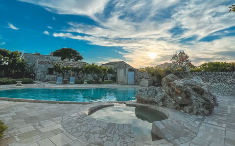 Masseria Capasa: Flagstone, Waterpartij, Tegel, Landscaping, Zwembad, Fontein