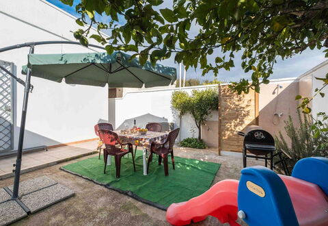 Sunny Haven Villa In Torre Lapillo: Tuin, Schaduw, Bloempot, Buitenmeubels, Werf, Backyard, Landscaping, Binnenplaats, Stoel, Kamerplant