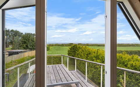 Næwe - 100M from the Sea: Meubilair, Interieur Ontwerp, Flooring, Verdieping, Plafond, Kamer, Stoel, Tafel, Appartement, Keuken En Eettafel