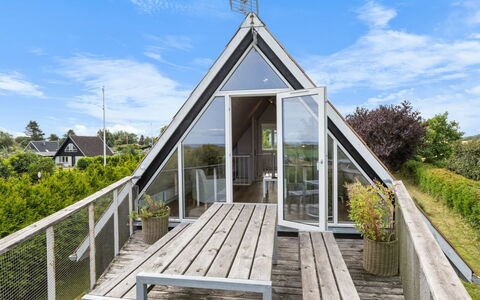 Næwe - 100M from the Sea: Meubilair, Interieur Ontwerp, Flooring, Verdieping, Plafond, Kamer, Stoel, Tafel, Appartement, Keuken En Eettafel