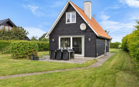 Næwe - 100M from the Sea: Meubilair, Interieur Ontwerp, Flooring, Verdieping, Plafond, Kamer, Stoel, Tafel, Appartement, Keuken En Eettafel
