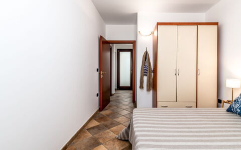 La Vista Mare Da Viola: Interieur Ontwerp, Flooring, Meubilair, Verdieping, Hout, Kamer, Plafond, Slaapkamer, Appartement, Bed