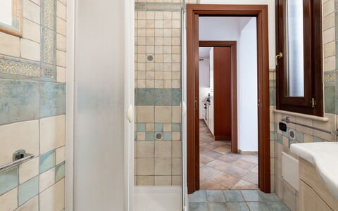 La Vista Mare Da Viola: Flooring, Verdieping, Interieur Ontwerp, Loodgieterswerkinrichting, Badkamer, Tegel, Loodgieter, Plafond, Wastafel In De Badkamer, Samengesteld Materiaal