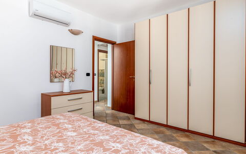 La Vista Mare Da Viola: Interieur Ontwerp, Flooring, Meubilair, Hout, Verdieping, Bed, Kamer, Slaapkamer, Cabinetry, Huis