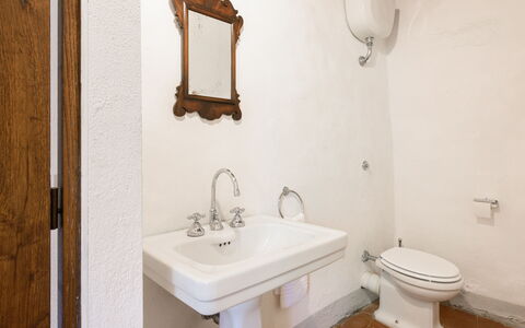 Villa Poggio La Croce: Wastafel In De Badkamer, Loodgieterswerkinrichting, Muur, Wastafel, Badkamer, Kraan, Loodgieter, Interieur Ontwerp, Flooring, Verdieping