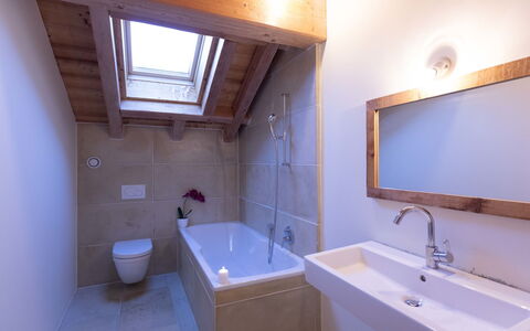 Chalet le Hameau: Badkamer, Loodgieterswerkinrichting, Flooring, Hout, Verdieping, Interieur Ontwerp, Bad, Kraan, Wastafel, Loodgieter