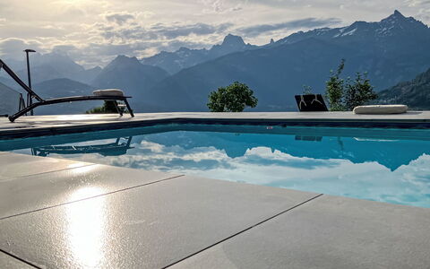 Collombey-Muraz 100: Zwembad, Samengesteld Materiaal, Bergketen, Ridge, Buitenmeubels, Alpen, Schaduw, Ligstoel, Toevlucht, Eco Hotel