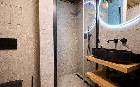 Harrachov 706: Interieur Ontwerp, Verlichting, Flooring, Loodgieterswerkinrichting, Lichte Inrichting, Loodgieter, Tegel, Badkamer, Spiegel, Plafond