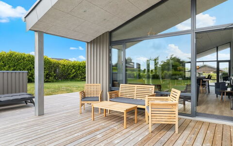 Tydkil - 250M from the Sea: Hout, Land Lot, Veranda, Samengesteld Materiaal, Schaduw, Dek, Plank, Hardwood, Beits, Patio