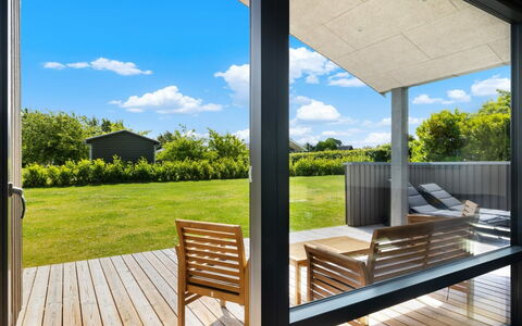 Tydkil - 250M from the Sea: Hout, Land Lot, Samengesteld Materiaal, Veranda, Dek, Schaduw, Hardwood, Beits, Plank, Houten Vloer