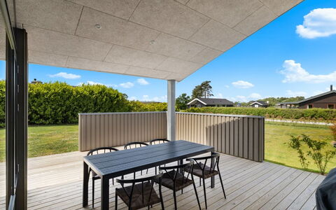 Tydkil - 250M from the Sea: Hout, Flooring, Verdieping, Samengesteld Materiaal, Schaduw, Dek, Veranda, Hardwood, Plank, Houten Vloer