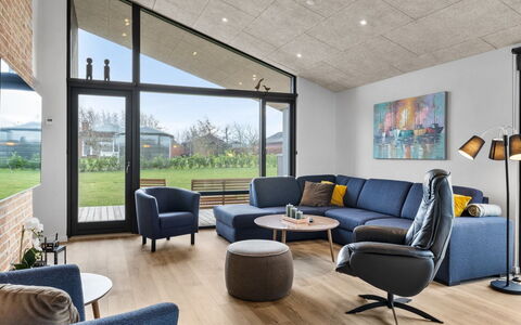 Tydkil - 250M from the Sea: Meubilair, Interieur Ontwerp, Bankstel, Woonkamer, Hout, Flooring, Verdieping, Appartement, Plafond, Huis