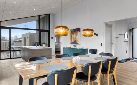 Tydkil - 250M from the Sea: Meubilair, Interieur Ontwerp, Flooring, Hout, Verdieping, Lichte Inrichting, Plafond, Keuken En Eettafel, Eetkamer, Tafel