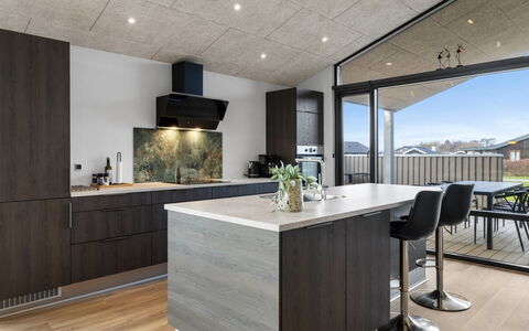 Tydkil - 250M from the Sea: Keuken, Hout, Interieur Ontwerp, Plafond, Countertop, Flooring, Toestel Van De Keuken, Meubilair, Cabinetry, Huishoudapparatuur