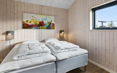 Tydkil - 250M from the Sea: Hout, Slaapkamer, Bed, Laken, Bedding, Bed Frame, Freezing, Plafond, Hardwood, Sneeuw