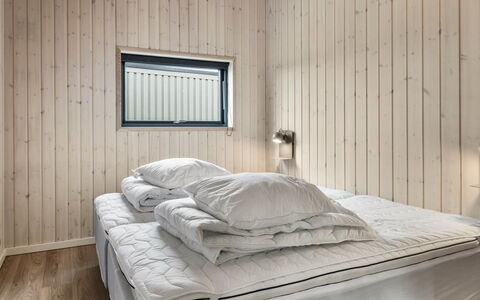 Tydkil - 250M from the Sea: Slaapkamer, Hout, Bed, Laken, Plafond, Interieur Ontwerp, Verdieping, Flooring, Bedding, Meubilair